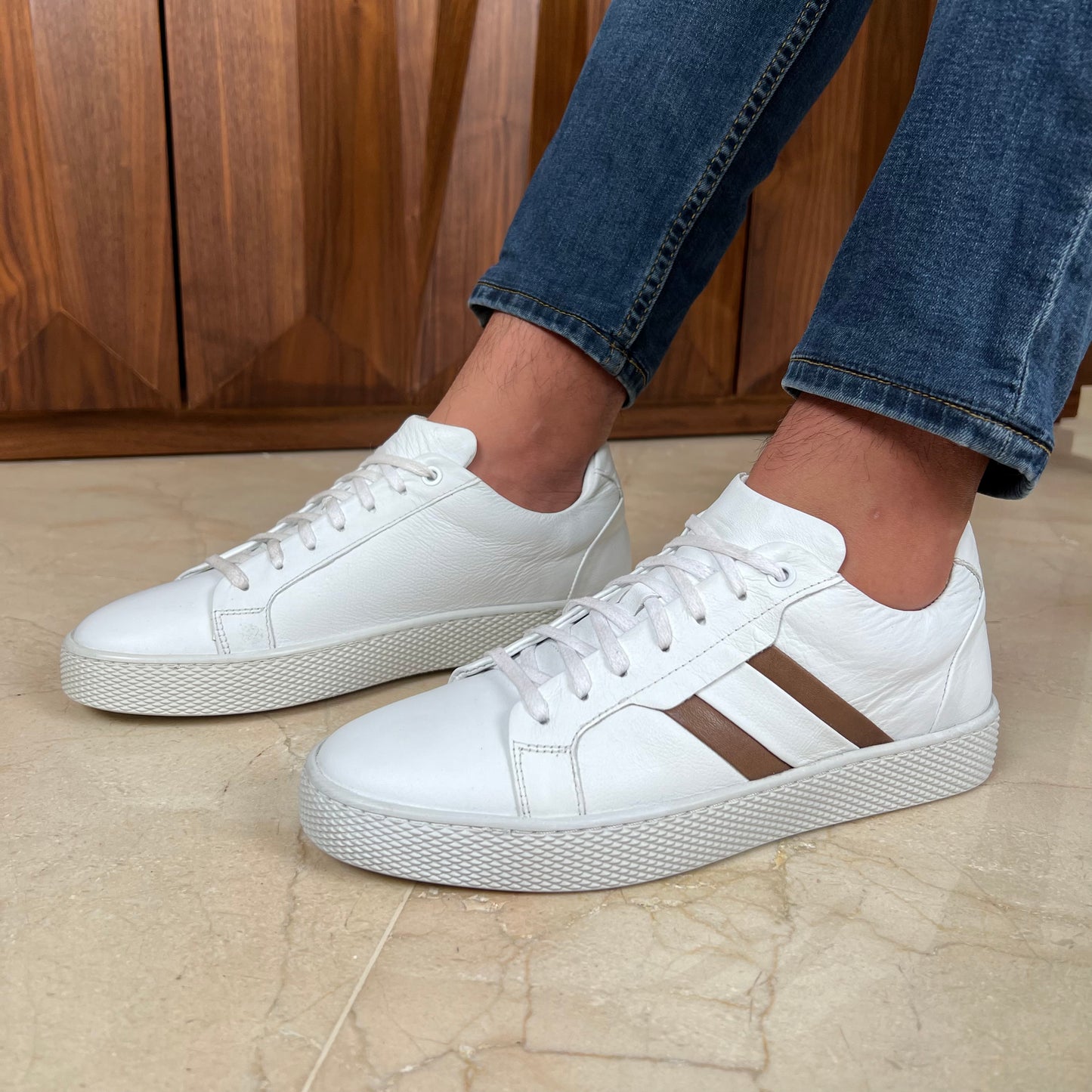 WHITE AND BROWN LINED SNEAKER