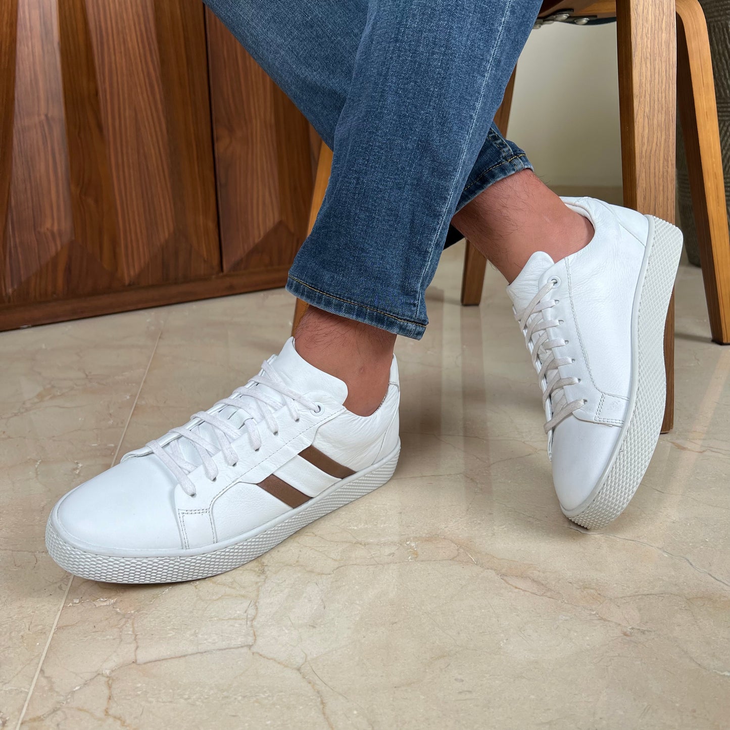 WHITE AND BROWN LINED SNEAKER